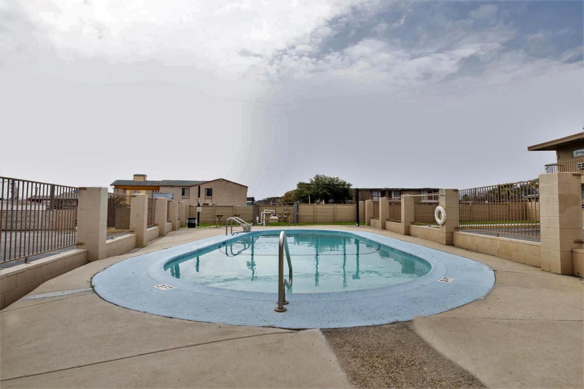 Oyo Hotel San Antonio Lackland Afb Seaworld Hwy 90 W Exterior photo
