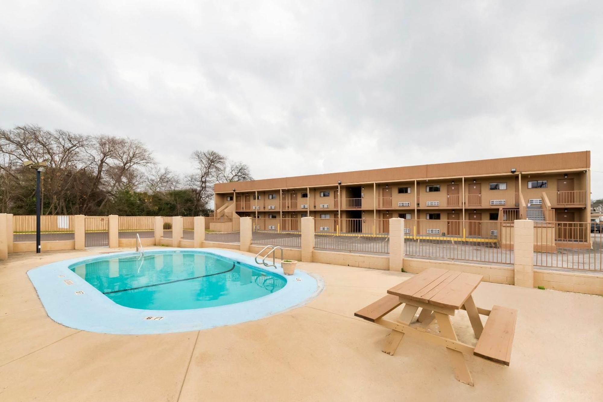 Oyo Hotel San Antonio Lackland Afb Seaworld Hwy 90 W Exterior photo