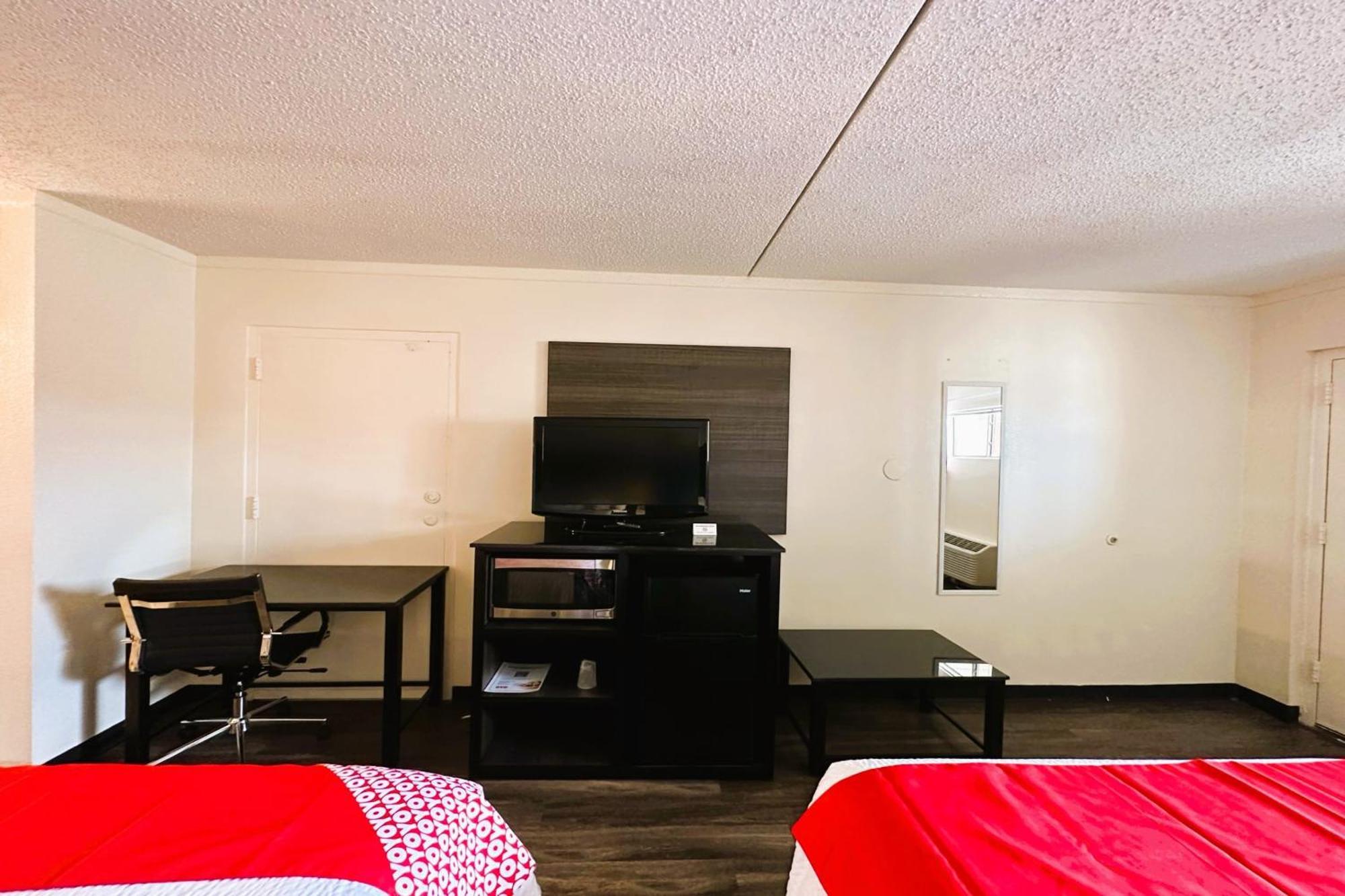 Oyo Hotel San Antonio Lackland Afb Seaworld Hwy 90 W Exterior photo