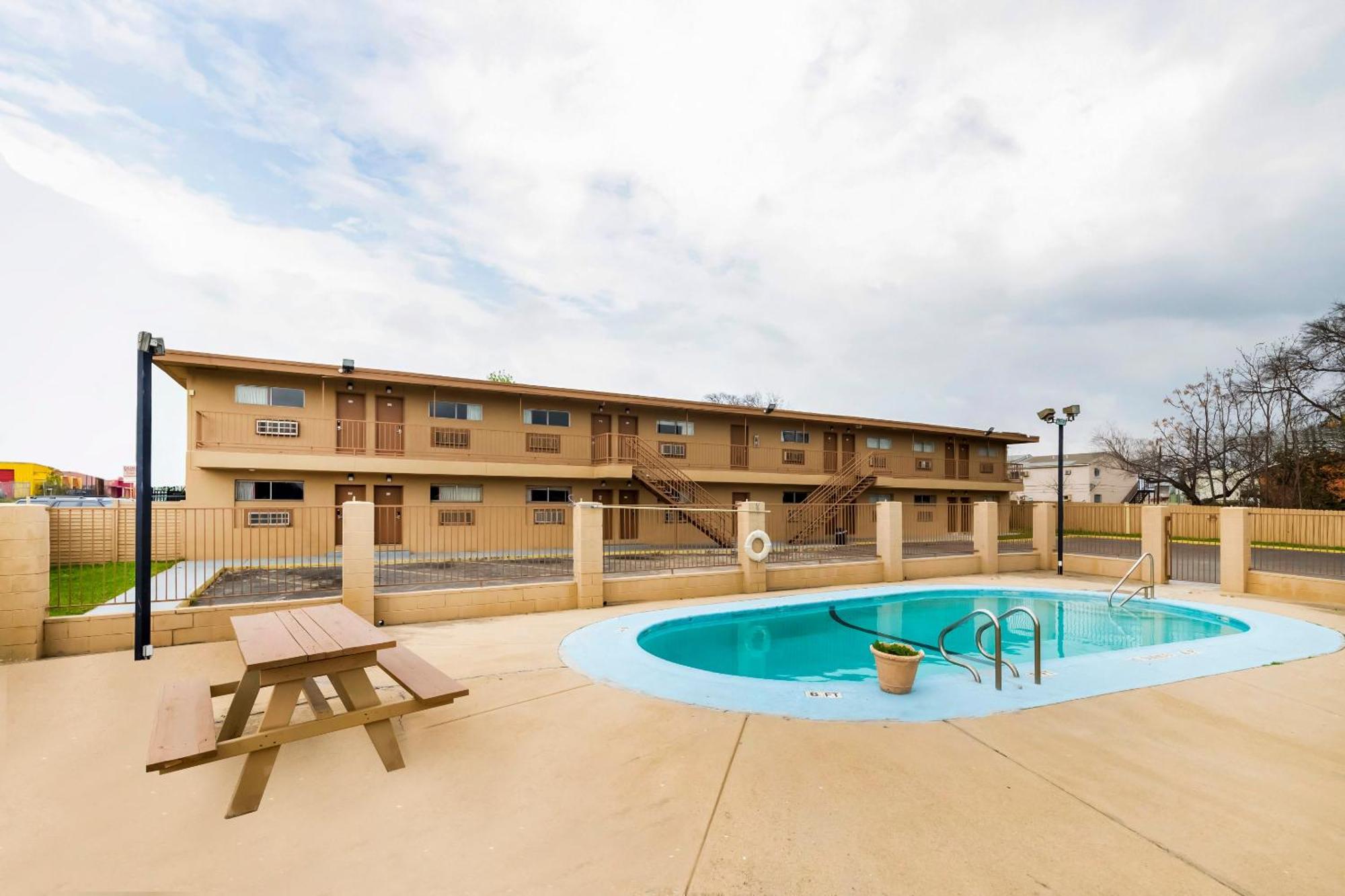 Oyo Hotel San Antonio Lackland Afb Seaworld Hwy 90 W Exterior photo