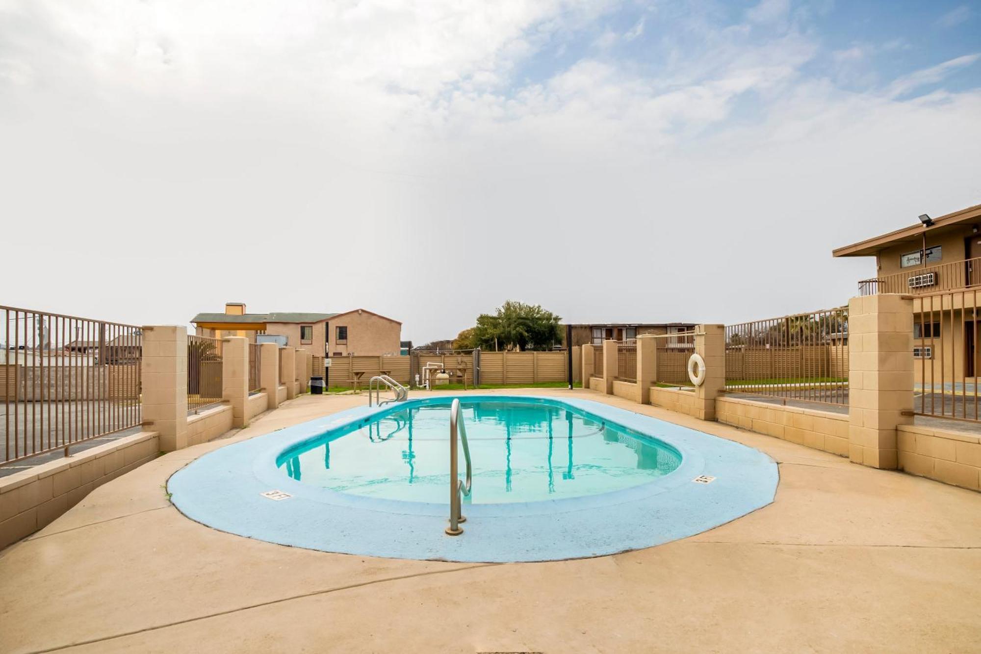 Oyo Hotel San Antonio Lackland Afb Seaworld Hwy 90 W Exterior photo