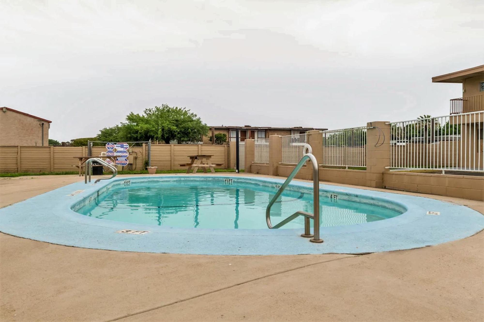 Oyo Hotel San Antonio Lackland Afb Seaworld Hwy 90 W Exterior photo
