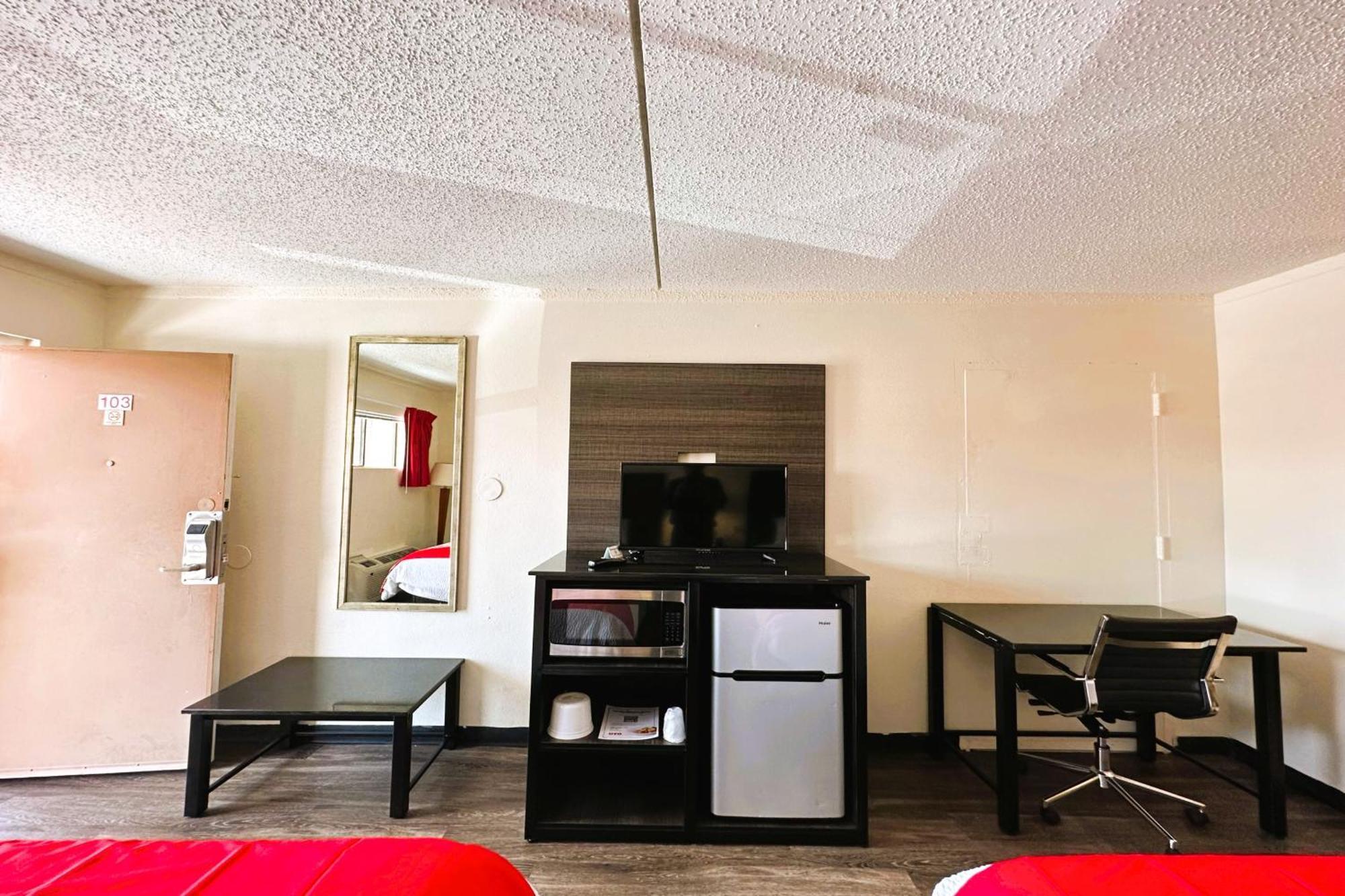 Oyo Hotel San Antonio Lackland Afb Seaworld Hwy 90 W Exterior photo