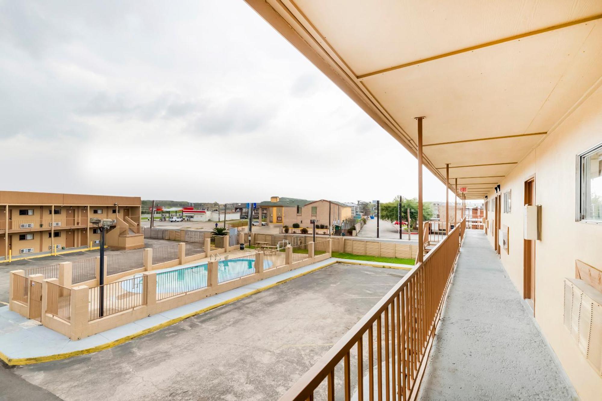 Oyo Hotel San Antonio Lackland Afb Seaworld Hwy 90 W Exterior photo